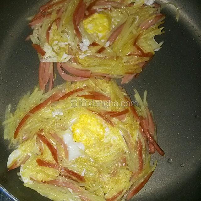 翻面将鸡蛋煎至熟透