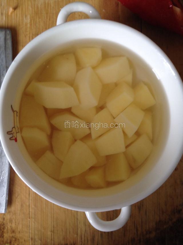 土豆切丁后放水里浸泡