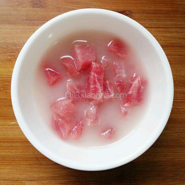 肉丁用玉米淀粉加水和半勺盐腌制10分钟