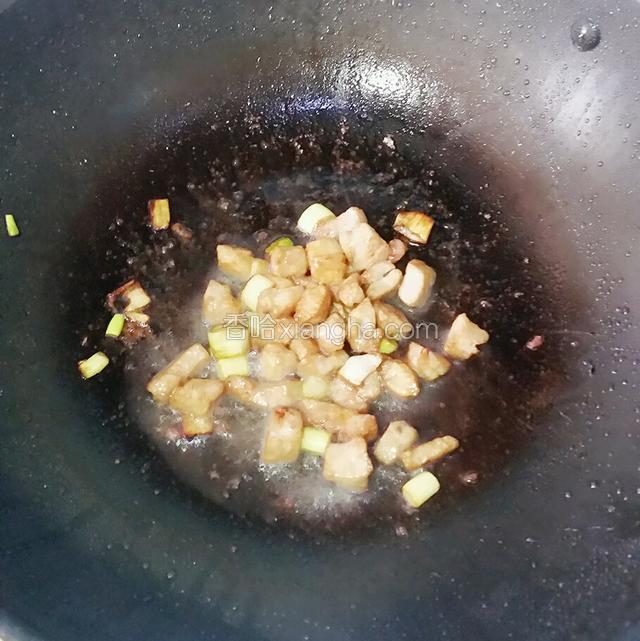 倒入一小勺酱油快速翻炒至颜色均匀