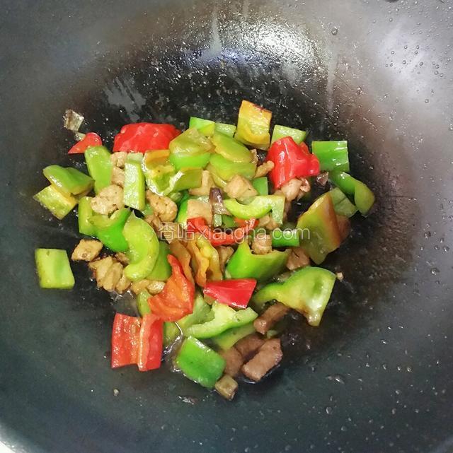 下青红椒翻炒，加入适量的水，青红椒熟了收汁就可以了