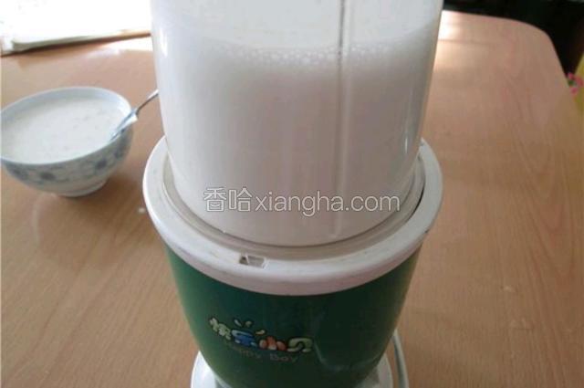 杏仁加200克的清水倒入料理机