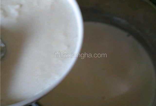 倒入鱼胶粉和牛奶搅拌化开
