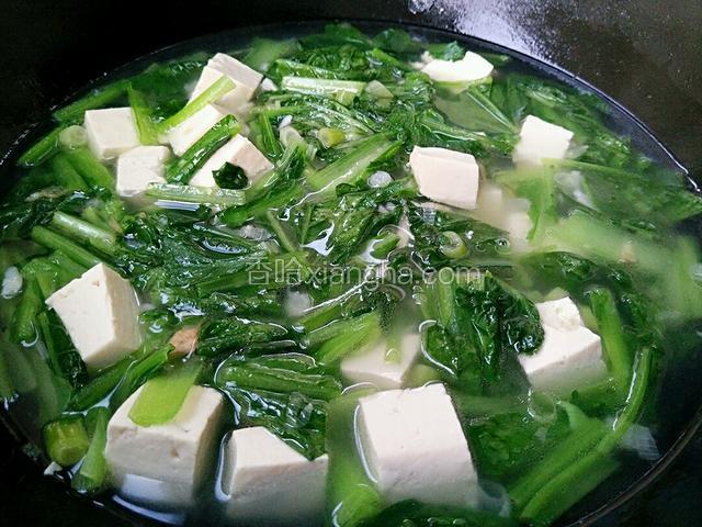 小白菜豆腐汤就做好了 盛出来装在汤碗里即可