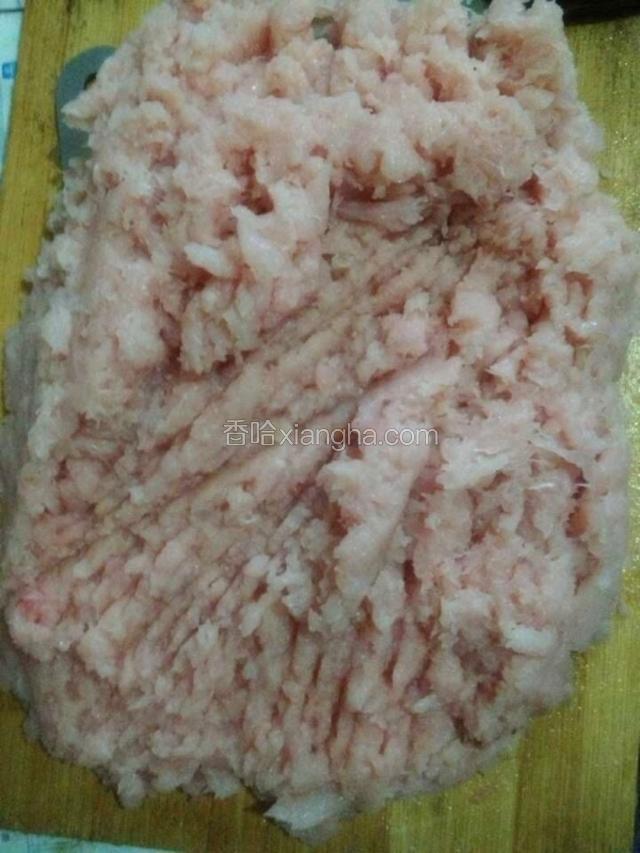 剥下的鱼肉如图，要用到反复剁，剁成肉蓉便是极好的。如果有绞肉机多绞几次，更好不过了，我没有绞肉机，所以剁肉真的好辛苦喔〜