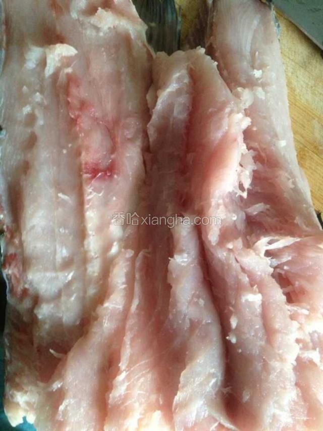 清洗好的鱼放在案板上，从脊梁处下刀剖为两半。开始分离鱼肉和鱼骨。我用的工具有刀、叉，整齐的肉用刀片下，紧实的肉用叉刮松以后用刀〜一定要检查剥下的鱼肉里面有没有鱼刺，要不然搅拌时候伤到手了不好。