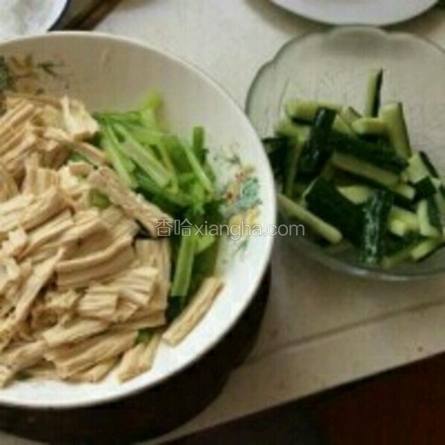 腐竹去段，芹菜切段，黄瓜切条撒少许盐，腌制备用