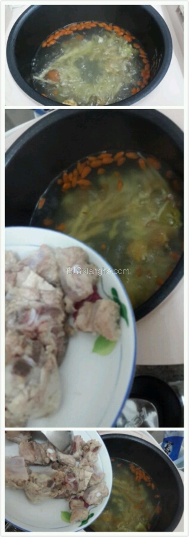 入辅料水开后继续放入排骨