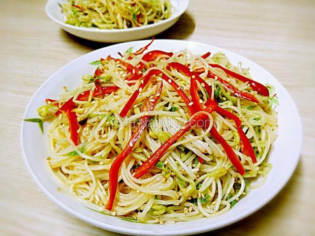 装盘后撒上少许的熟芝麻 凉拌豆芽粉丝就做好了！以上食材的成品是两盘凉菜，大家可以根据自己家的人数量适当减少点噢！
