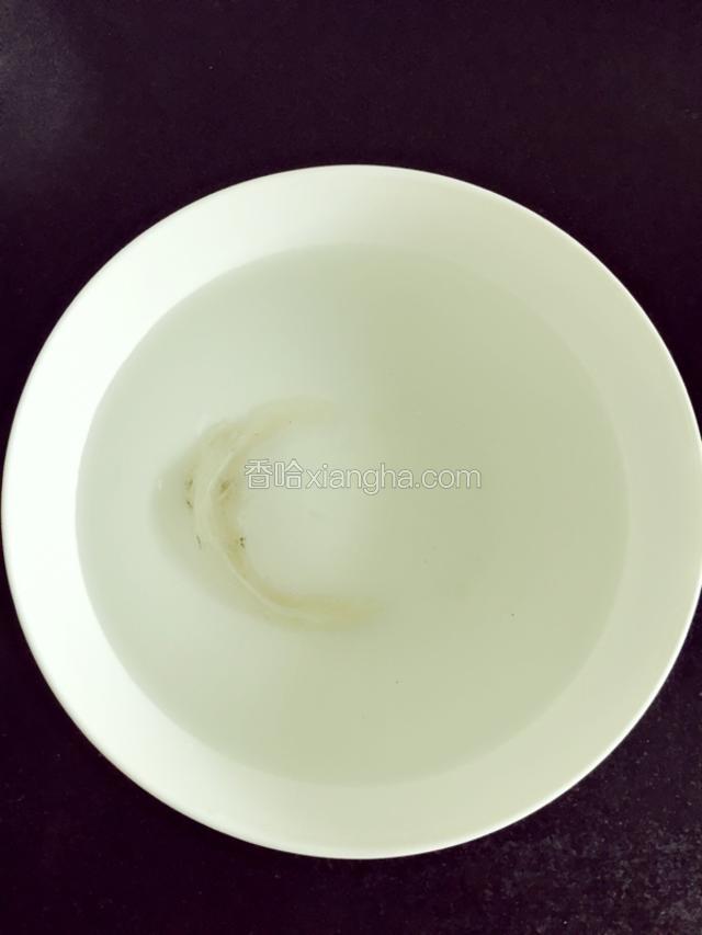 用清水将纯燕窝简单冲洗后,放入大号碗中泡发,加入的水不少于600ml(相当于一支瓶装水)。不需要掰开燕窝,用自来水泡发即可,泡发期间不需要换水。
