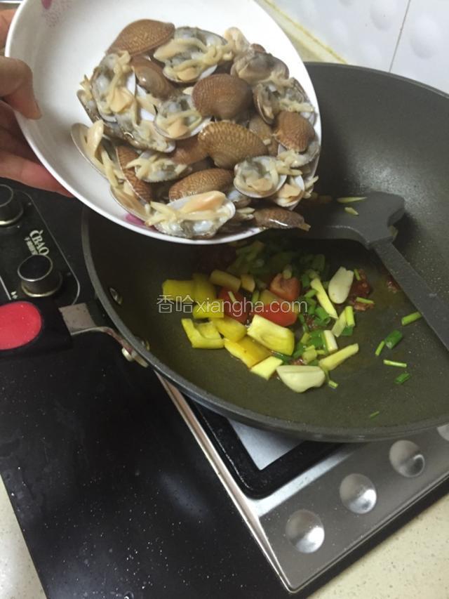 花甲入锅翻炒，快熟倒入少许生抽继续炒均匀，即可出锅。