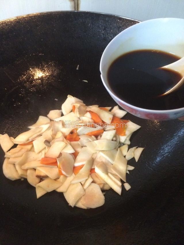 这个时候倒入事先调好的蚝油汁，翻炒均匀使每一片鸡腿菇都包裹着汤汁…