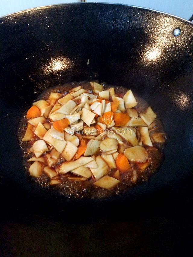 中火烧至入味，时间约2分钟…2分钟后汤汁浓稠许多！