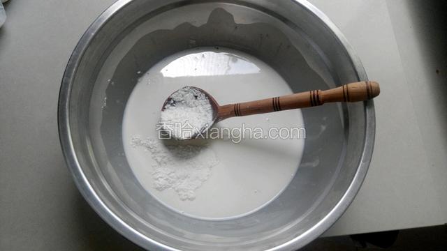 把玉米粉跟牛奶拌匀，加入奶油