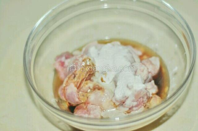 兔肉用清水漂洗至没有血水，剁成小块，用盐、料酒、酱油、鸡蛋清、淀粉拌匀腌制２０分钟入味