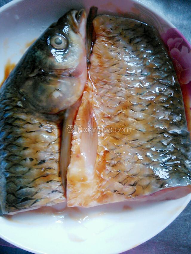 再加入蚝油.蒸鱼豉油腌制5分钟