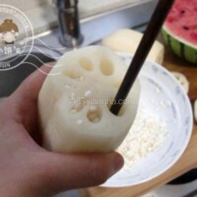 从切口处塞入糯米。每塞一把就用筷子捅一下。直到填满 （也不需要压得太瓷实。因为糯米煮熟会膨胀的。因为要煮很久~糯米也不多~所以我没有提前浸泡~想泡的话提前泡一两个小时就足够了）

