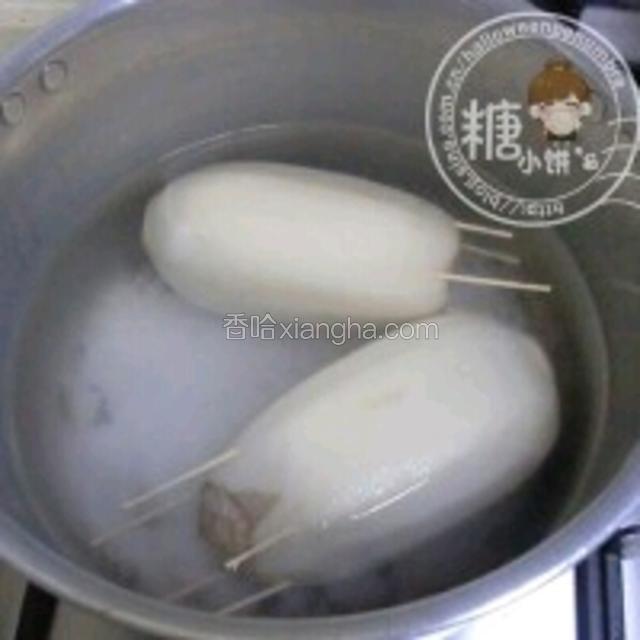 放入小锅中加水没过藕节