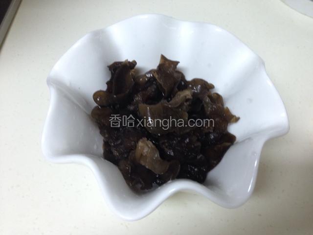 木耳泡发，撕成小块