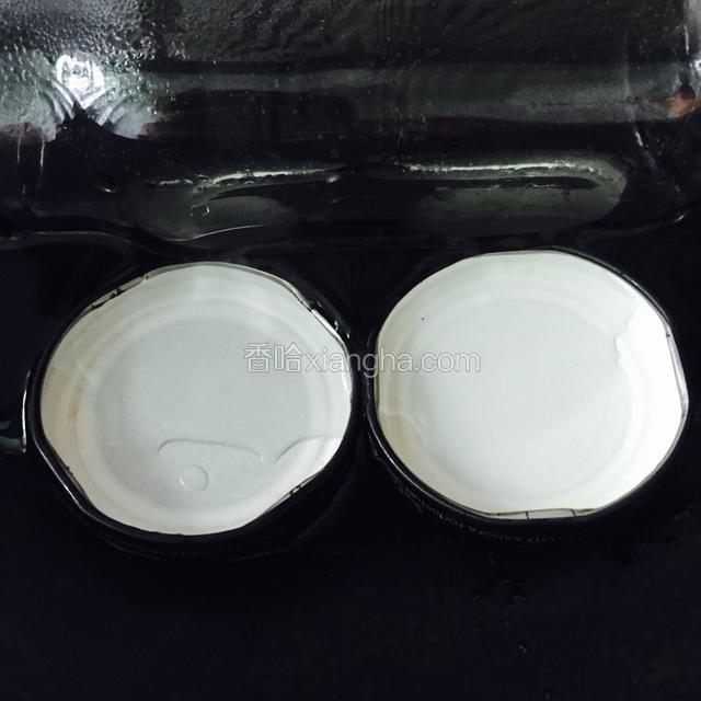 等锅里的水温降到40度左右时，把瓶盖放入水里（如果是玻璃盖子，直接放进锅里和瓶子一起煮吧
