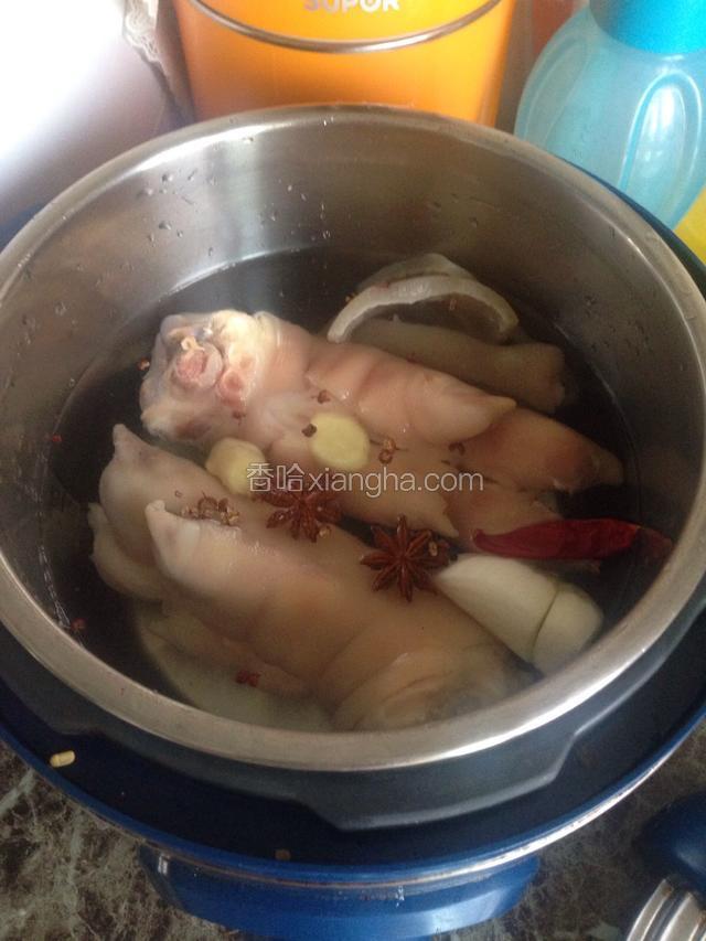 将猪蹄和辅料（除蒜和盐之外）放入锅中，加半锅水，高压煮50分钟。