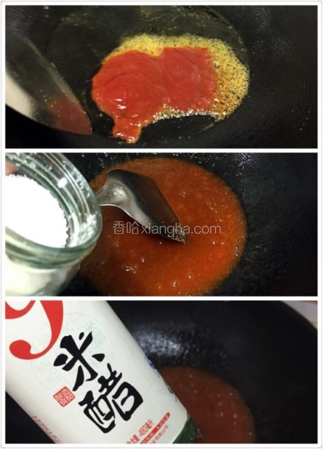 锅中留底油，烧热放番茄酱，加少许水熬制冒泡，加入适量白糖米醋搅拌均匀




