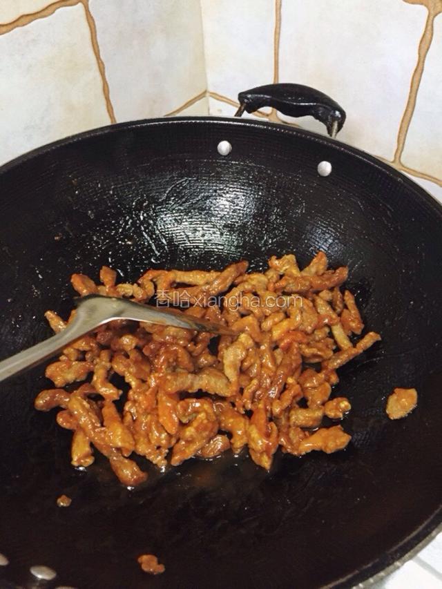

加入炸好的里脊肉翻炒均匀，使其均匀的裹上酱汁



