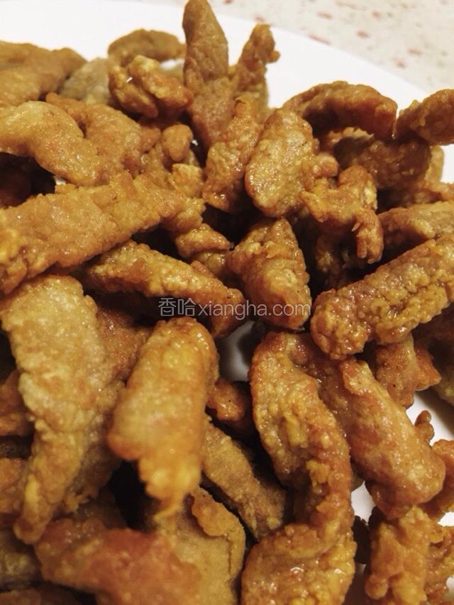 全部肉条炸好，捞出沥油。
锅中油继续加热，油温再次升上来至9成热时把刚才炸的肉条入锅炸至表面金黄色，捞出备用（肉条炸的时间不能太长，油温要控制好，两次过油是为了让肉条能有外焦里嫩的口感。）


