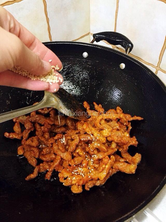 

加入白芝麻翻炒均匀


