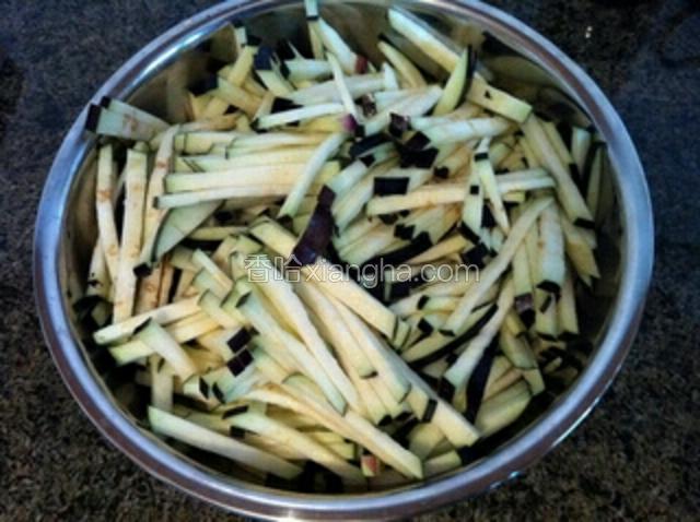 茄子切条加盐腌制10分钟