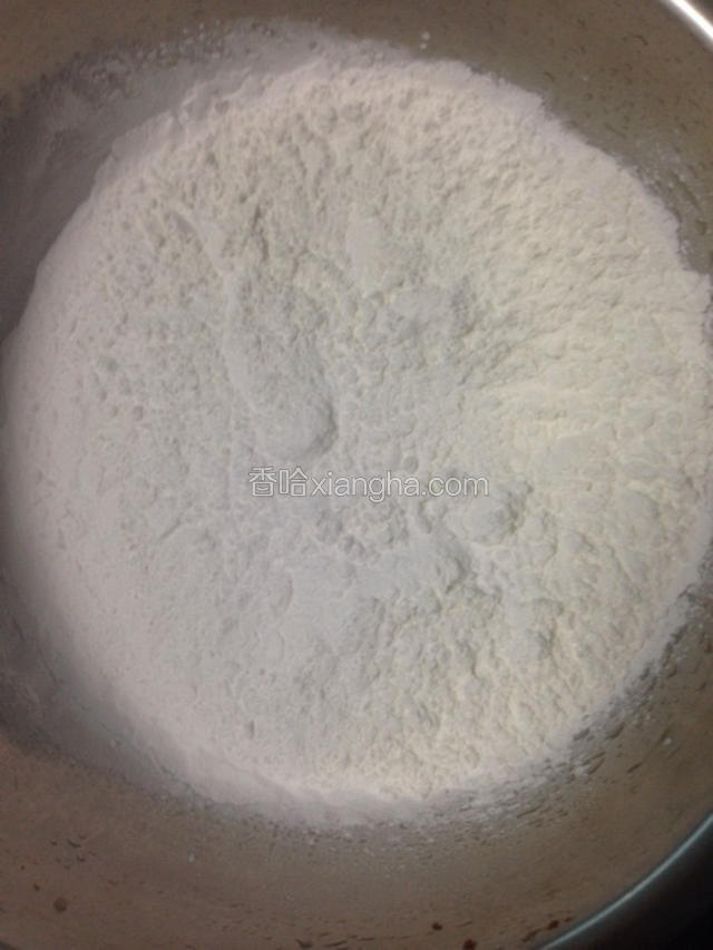 将两种粉倒入盆里，混合均匀
