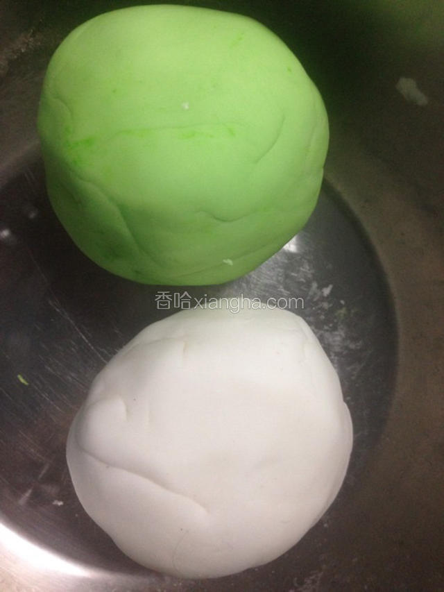 其中一分加入菠菜汁，揉匀