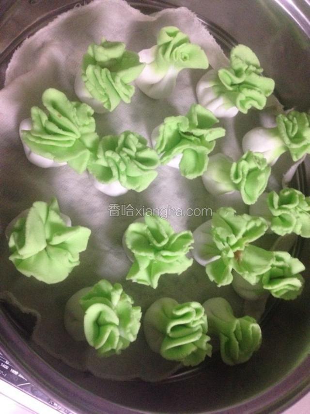 可以在角角上整理出印痕，然后星星底部向上往中间推