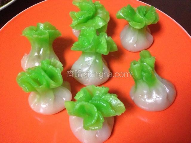 整理，就是白菜了，冷水上锅，上气后蒸12分钟，好了