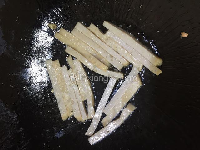 鱼饼用猪油煎香捞出备用