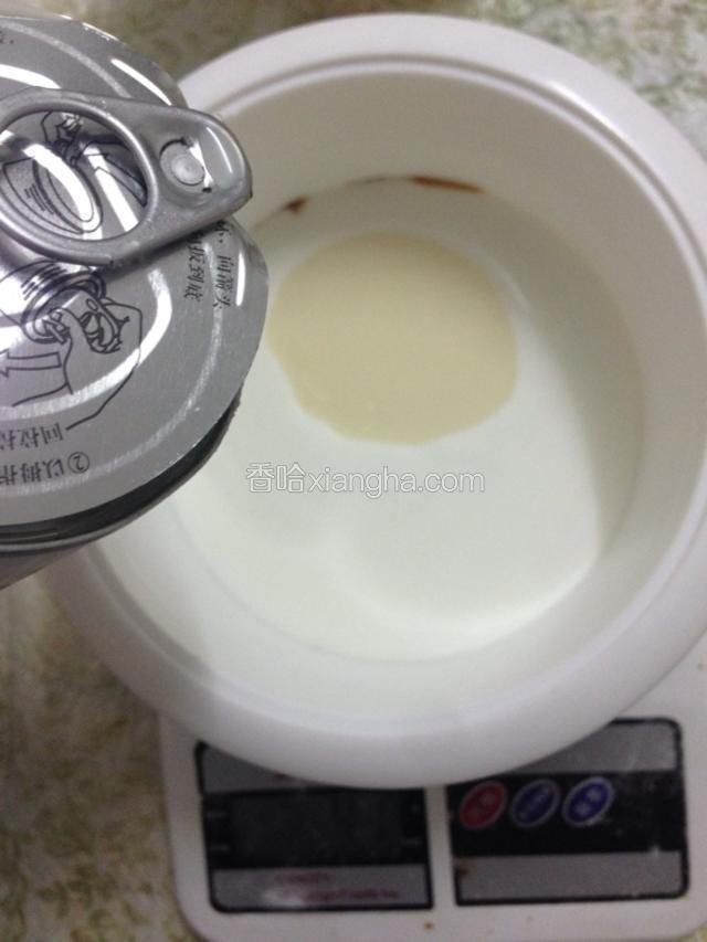 倒入作发酵剂的原味酸奶，加入香草精，倒入炼乳，搅拌均匀