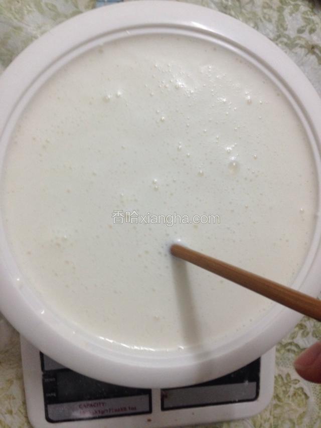 倒入纯牛奶，继续搅拌均匀。