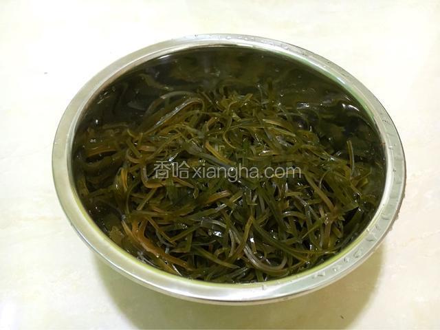 煮熟后捞出，用干净水冲凉，滤水备用。
