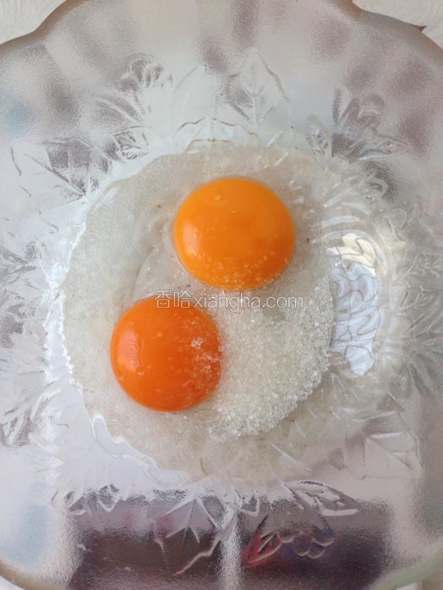 准备食材。蛋白蛋黄分别打入两个无水无油的大碗里。蛋黄加入白砂糖，用打蛋器打至颜色变浅。