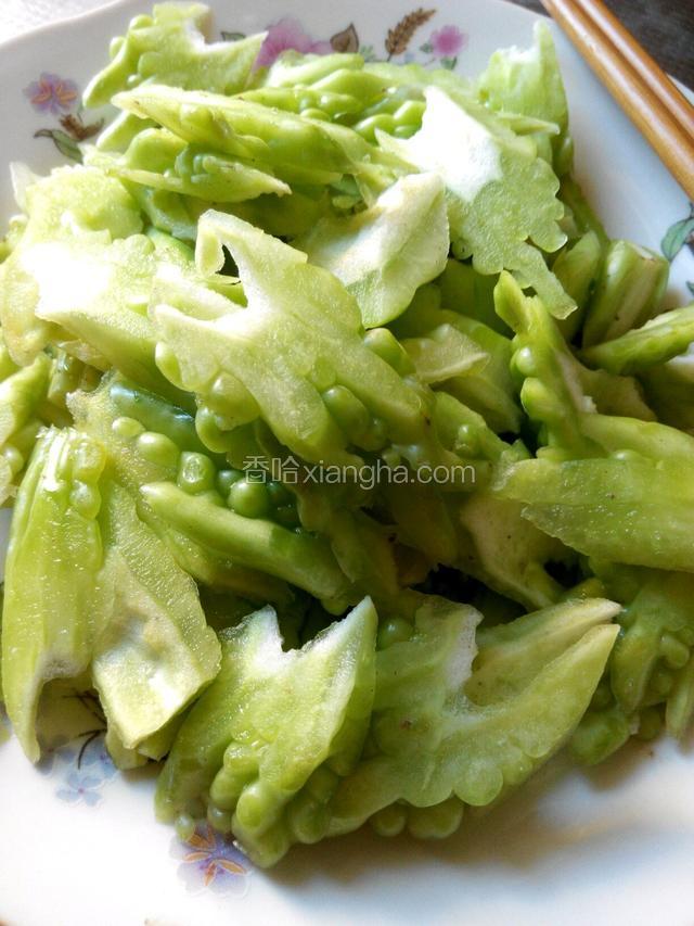 将苦瓜洗净，切斜抹片，备用