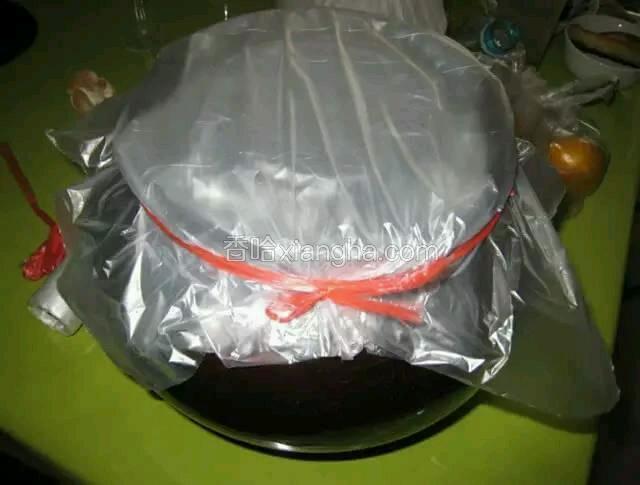 这样，腌黄瓜的料就放齐了！

密封发酵。大功告成！一周后就可以吃了~

