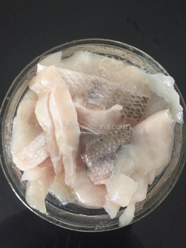 鱼肉用料酒、生粉腌制10分钟