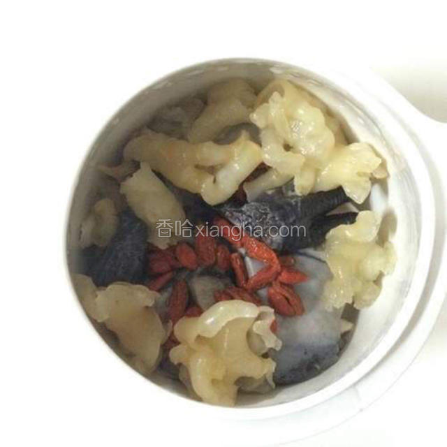 细心的亲会发现，每次我都是将花胶放在食材的最上面，这样可以很好保护胶原蛋白。尽量避免直接受热，选用炖盅隔水炖。养生效果最好。添加红枣、西洋参、淮山等药材，可以去除鱼腥味，让汤品更美味。做成咸汤，与禽肉，尤其是猪骨鸡骨等同煲，下几片姜同样可以起到去腥的作用。做成甜汤对腥味会要求选择不腥的陈年白花胶或者豆仁胶。金龙鱼胶和北海鱼胶腥味较重，不适合炖甜汤，除非进行去腥处理，步骤参考之前介绍的方法。