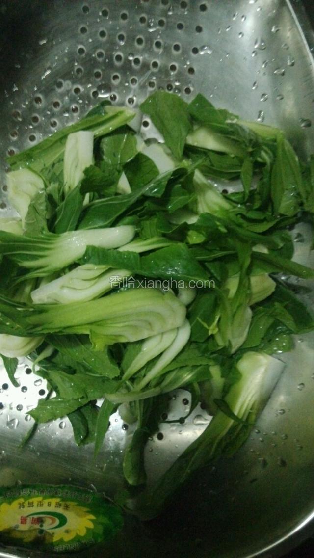 把上海青从中间破开切成几半洗干净。