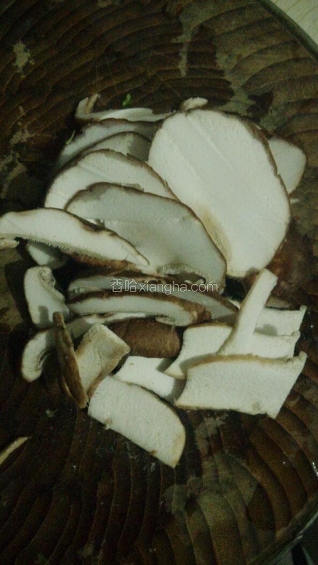 把香菇切片。
