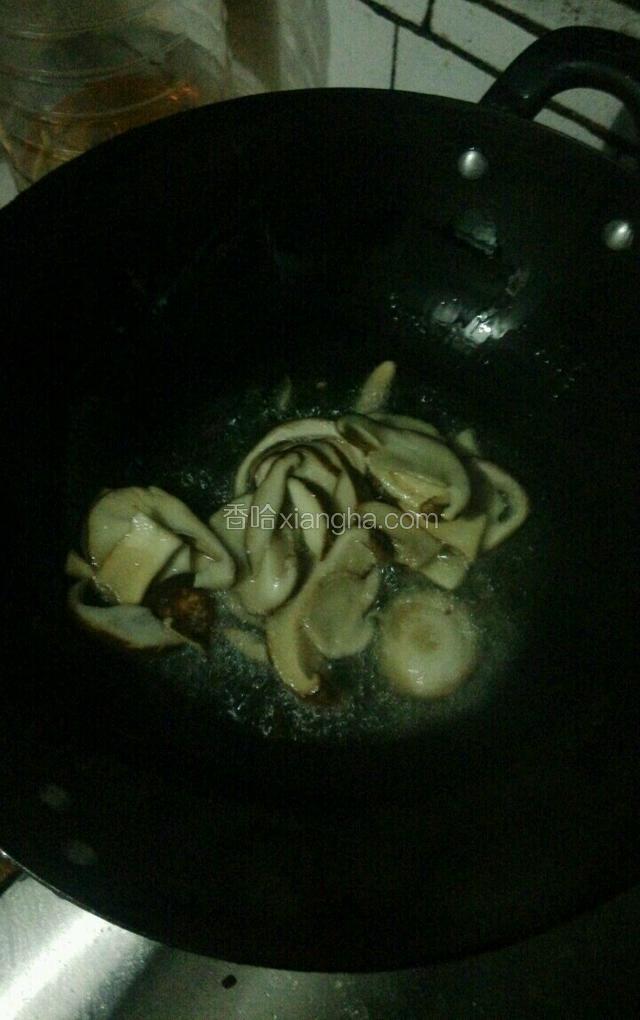 锅倒油烧至7成热下香菇翻炒几下。
