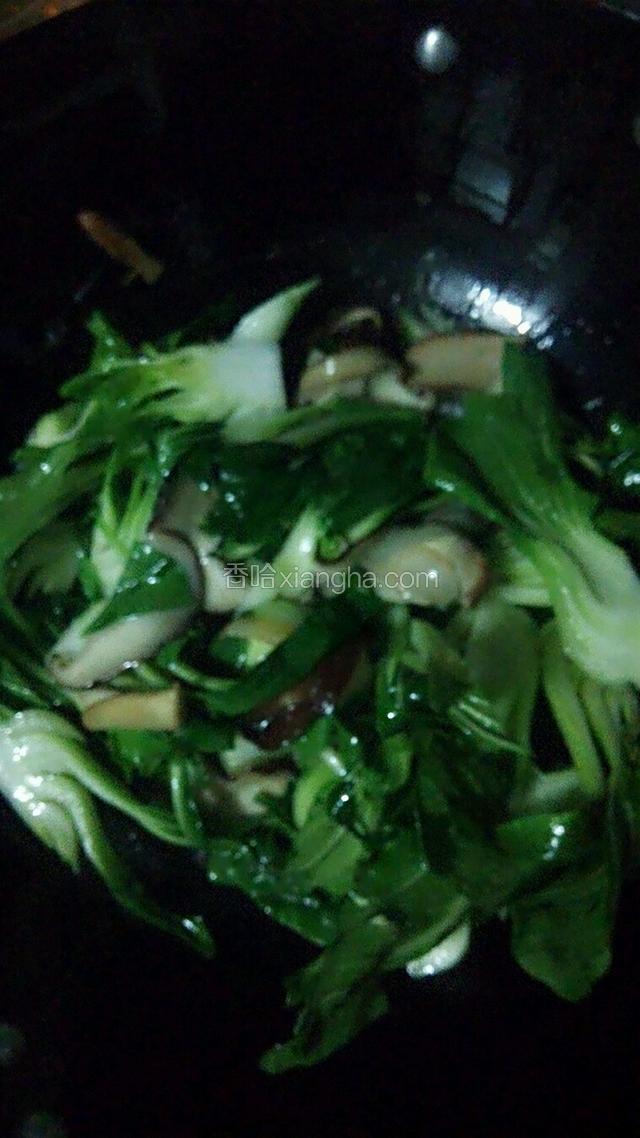 再下青菜翻炒然后加入蒜末，待青菜变软时加入盐，味精即可。