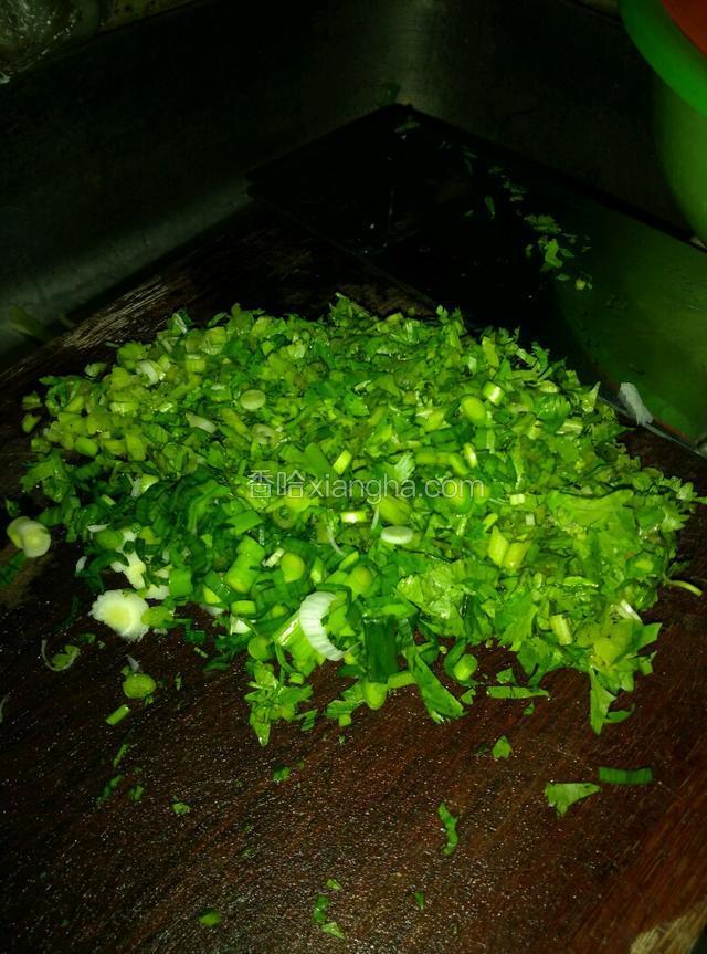 香菜和芹菜洗净切好备用