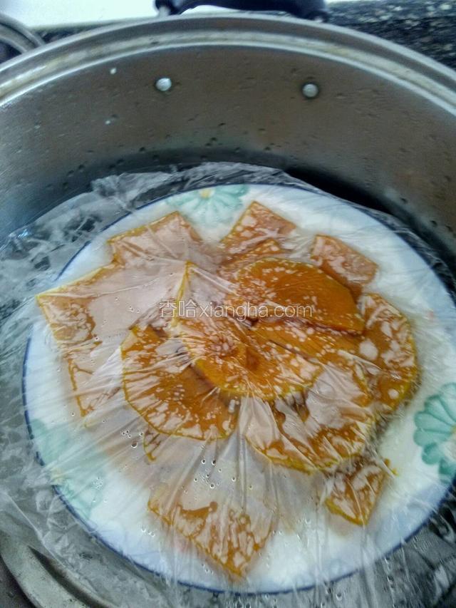 先煮薏米和红豆.红米粥，煮好了就放冰糖还是白糖都可以。(然后把粥放一边凉)
在把南瓜蒸煮