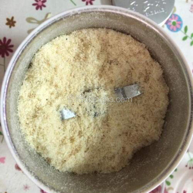 启动搅拌机搅拌，将虾皮打成粉末状。